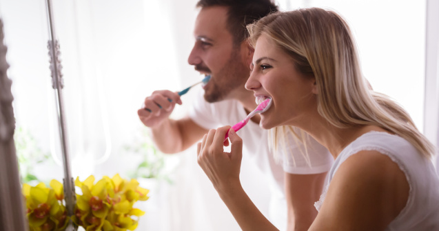  Top  Ai grijă de dantura ta: 4 semne că îți speli dinții prea tare