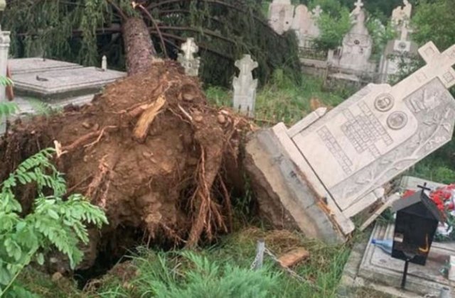 Vijeliile au măturat totul în cale. Acoperișuri distruse și cruci smulse din pământ