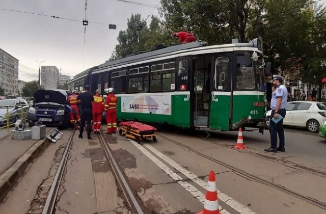VIDEO Impact teribil la Iași. Mașina pe șine, tramvaiul pe șosea