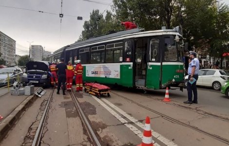 VIDEO Impact teribil la Iași. Mașina pe șine, tramvaiul pe șosea