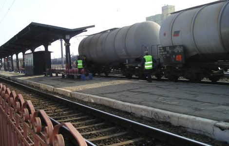 Neamț: Două adolescente au suferit arsuri după ce s-au urcat pe un tren de marfă