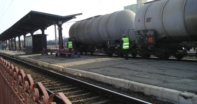 Neamț: Două adolescente au suferit arsuri după ce s-au urcat pe un tren de marfă