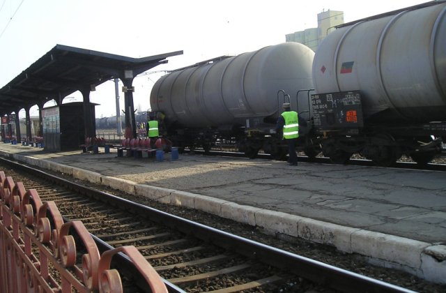 Neamț: Două adolescente au suferit arsuri după ce s-au urcat pe un tren de marfă