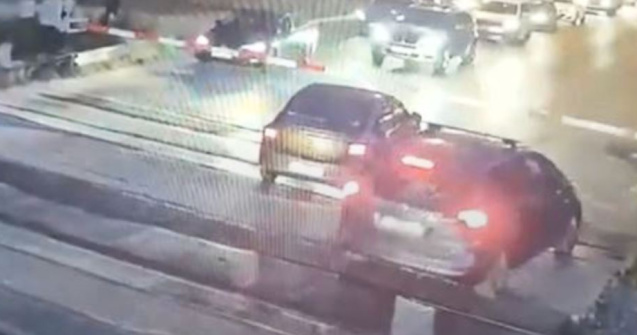 VIDEO Incident periculos pe calea ferată: Sistemul de bariere defect putea să curme viața multor oameni. CFR spune că nu are vină