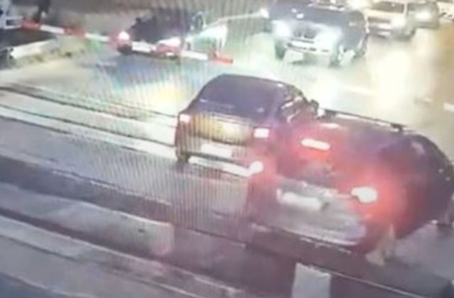 VIDEO Incident periculos pe calea ferată: Sistemul de bariere defect putea să curme viața multor oameni. CFR spune că nu are vină