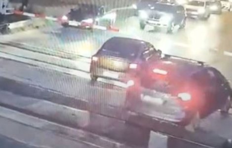 VIDEO Incident periculos pe calea ferată: Sistemul de bariere defect putea să curme viața multor oameni. CFR spune că nu are vină