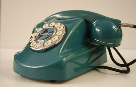 Peste zece mii de apeluri la "linia abuzurilor sexuale"