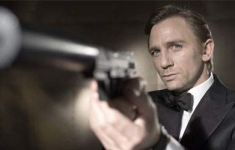 Parisul incearca sa-l atraga pe James Bond la Palatul Versailles