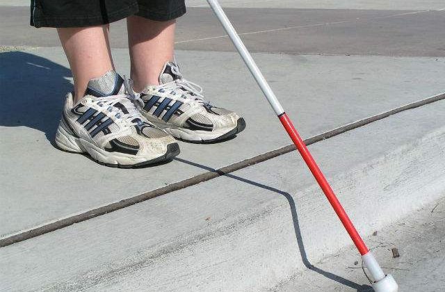 Telefon cu buton de panica pentru nevazatori, in premiera nationala, in Mures