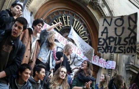 Paris: Licee blocate in semn de protest fata de expulzarea elevilor straini