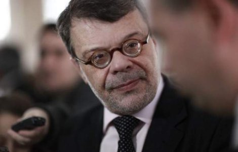 Masina in care se afla ministrul Culturii, vandalizata de protestatari