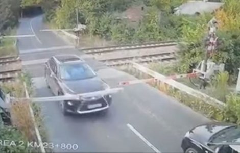 VIDEO Medicul beat care a rupt barierele și după o oră s-a răsturnat cu mașina, reținut după o săptămână