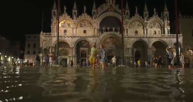 VIDEO Veneția, inundată de apă. Turiștii au dansat prin apa din Piața San Marco