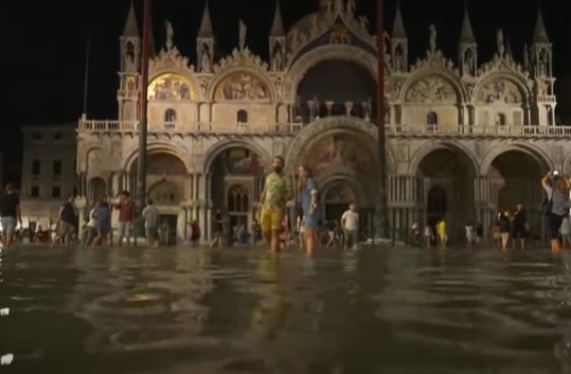 VIDEO Veneția a fost inundată de apă. Turiștii au dansat prin apa din Piața San Marco