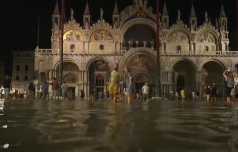 VIDEO Veneția, inundată de apă. Turiștii au dansat prin apa din Piața San Marco