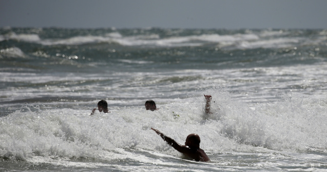 Copil de 3 ani desfigurat de un câine de rasă, în mare, la Mamaia