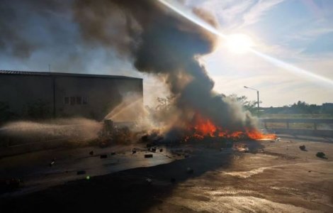 Incendiu la o platformă cu tone de vopseluri, din Timișoara