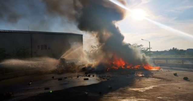 Incendiu la o platformă cu tone de vopseluri, din Timișoara