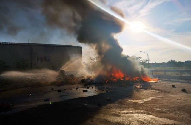 Incendiu la o platformă cu tone de vopseluri, din Timișoara