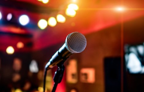 China va interzice anumite cântece pentru karaoke. Ce piese nu se vor mai cânta