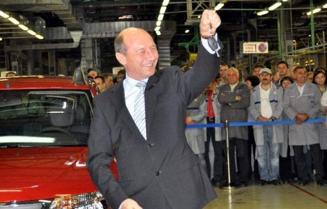 Presedintele Basescu si-a luat Duster din banii sotiei