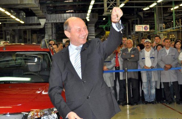 Presedintele Basescu si-a luat Duster din banii sotiei