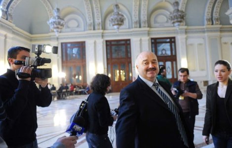 Voicu incaseaza salariul de senator si de dupa gratii