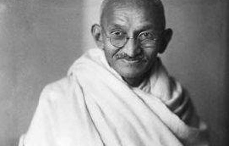 Mahatma Ghandi, obsedat sexual sau sfant?