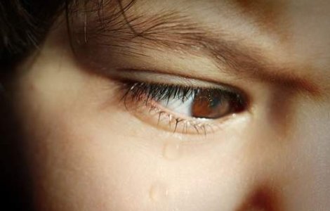 Baietel rus, abandonat de parintii adoptivi