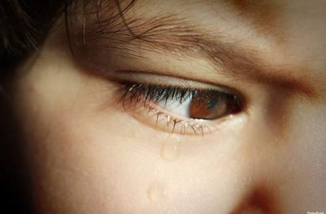 Baietel rus, abandonat de parintii adoptivi