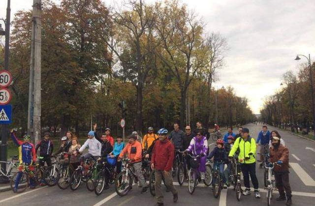 Sute de persoane participa la campania "BICICLESTI", dedicata pietonilor si biciclistilor