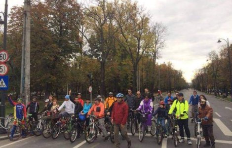 Sute de persoane participa la campania "BICICLESTI", dedicata pietonilor si biciclistilor
