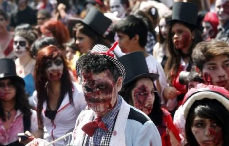 Aproape 20.000 de zombie au defilat pe strazile din Santiago de Chile