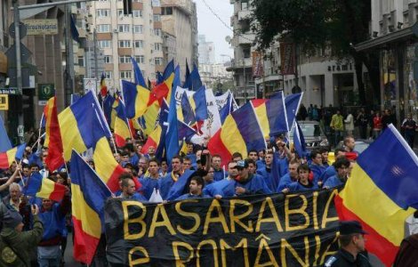 Mii de persoane participa in Capitala la un mars pentru unirea Basarabiei cu Romania