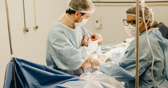  Top  10 argumente pro și contra ca bărbații să asiste la nașterea copilului