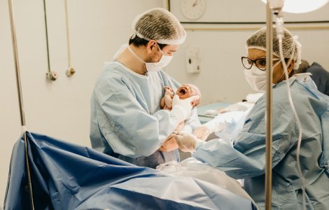  Top  10 argumente pro și contra ca bărbații să asiste la nașterea copilului