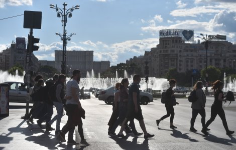 Proiect MAI: Pietonii care folosesc telefonul în timp ce traversează ar putea fi amendați