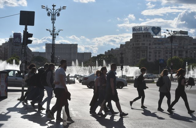 Proiect MAI: Pietonii care folosesc telefonul în timp ce traversează ar putea fi amendați