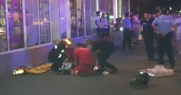 Gemeni de doi ani au căzut de la etajul 10. Mama lor făcea live pe Facebook