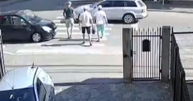 Trei oameni loviți în plin pe trecerea de pietoni de o șoferiță începătoare. Scuza inculpatei: A încurcat frâna cu accelerația