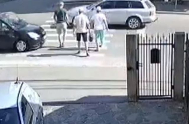 Trei oameni loviți în plin pe trecerea de pietoni de o șoferiță începătoare. Scuza inculpatei: A încurcat frâna cu accelerația