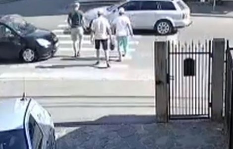 Trei oameni loviți în plin pe trecerea de pietoni de o șoferiță începătoare. Scuza inculpatei: A încurcat frâna cu accelerația
