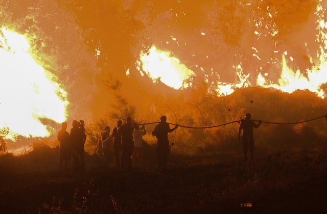 Pompierii români plecați în Grecia, între declarații înălțătoare și știri false scandaloase. „O minciună uriașă”