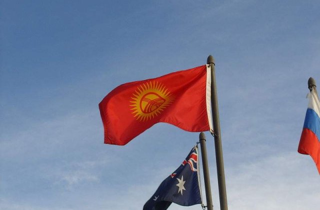 81 de morti in revoltele din Kirgizstan