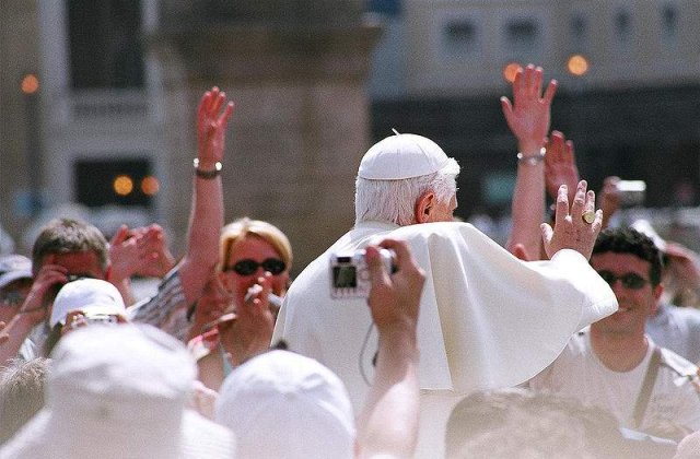 Doi atei reputati cer arestarea Papei