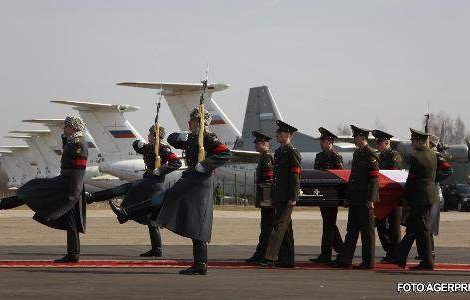 Trupul neinsufletit al lui Kaczynski a ajuns la Varsovia