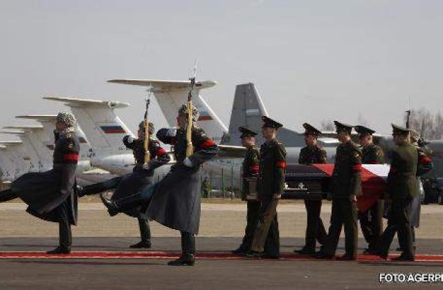 Trupul neinsufletit al lui Kaczynski a ajuns la Varsovia