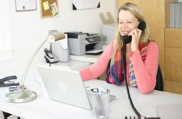 Vorbitorii de limbi nordice si olandeza au cele mai mari salarii in call-center-uri