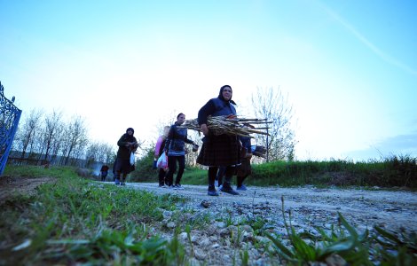 Opulența de la sat. Nu au canalizare, dar dețin trei terenuri de fotbal