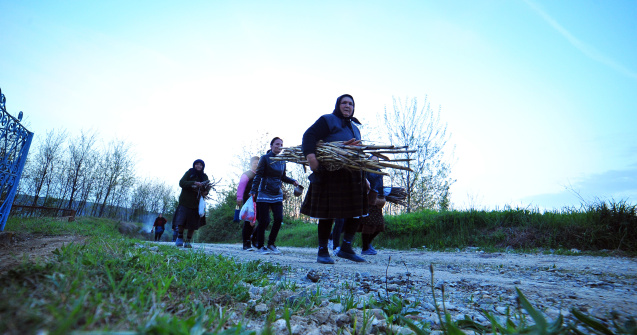 Opulența de la sat. Nu au canalizare, dar dețin trei terenuri de fotbal